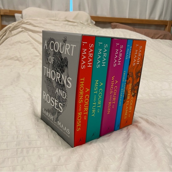 A Court of Thorns and Roses Paperback Box Set - Picture 2 of 3